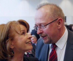 Senta Berger als Delegierte der Bayern-SPD mit einem Fan in der Bundesversammlung 2012 Bildquelle: Dierk Hilger