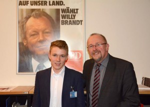 Praktikant Moritz Reher und Axel Schäfer im Gespräch.