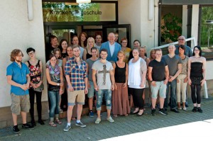 Axel Schäfer inmitten der Pflegeschüler des Knappschaftskrankenhauses. Bildquelle:Fotoabteilung, UK Knappschaftskrankenhaus Bochum