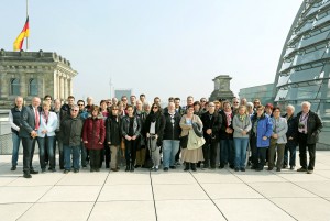 Die Besuchergruppe auf dem Reichstag mit Axel Schäfer MdB