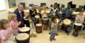 Axel Schäfer beim Trommelkurs mit Migrantinnen und Migranten - Betriebspraktikum 2008 bei der Arbeiterwohlfahrt