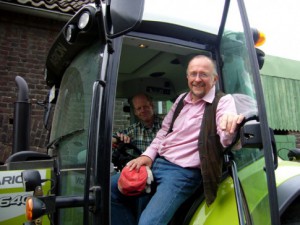 Gute Aussichten – Axel Schäfer als Praktikant hoch oben auf dem Traktor mit Bauer Sudhoff bei der Arbeit