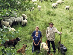 Bodenhaftung: Axel Schäfer als „Lehrling“ von Schäferin Sabine Hülser bei seinem Betriebspraktikum 2009 Bildquelle: Schröder