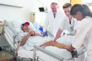 Unfallopfer Klaus Peter Born bei der täglichen Pflege im Bergmannsheil. Bildquelle: Molatta