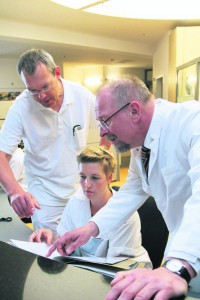 Detlef Fleer und Schwester Stephanie sichten im Bergmannsheil gemeinsam mit Axel Schäfer den Tagesplan. Bildquelle: Molatta