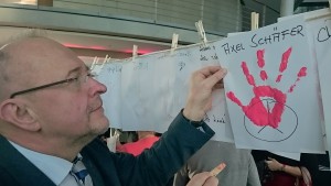 Red Hand Day - Kinder sind keine Soldaten!